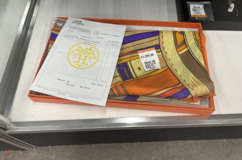 밸류 빌리지 중고샵(2nd Hand Shop)에 나타난 에르메스 스카프
