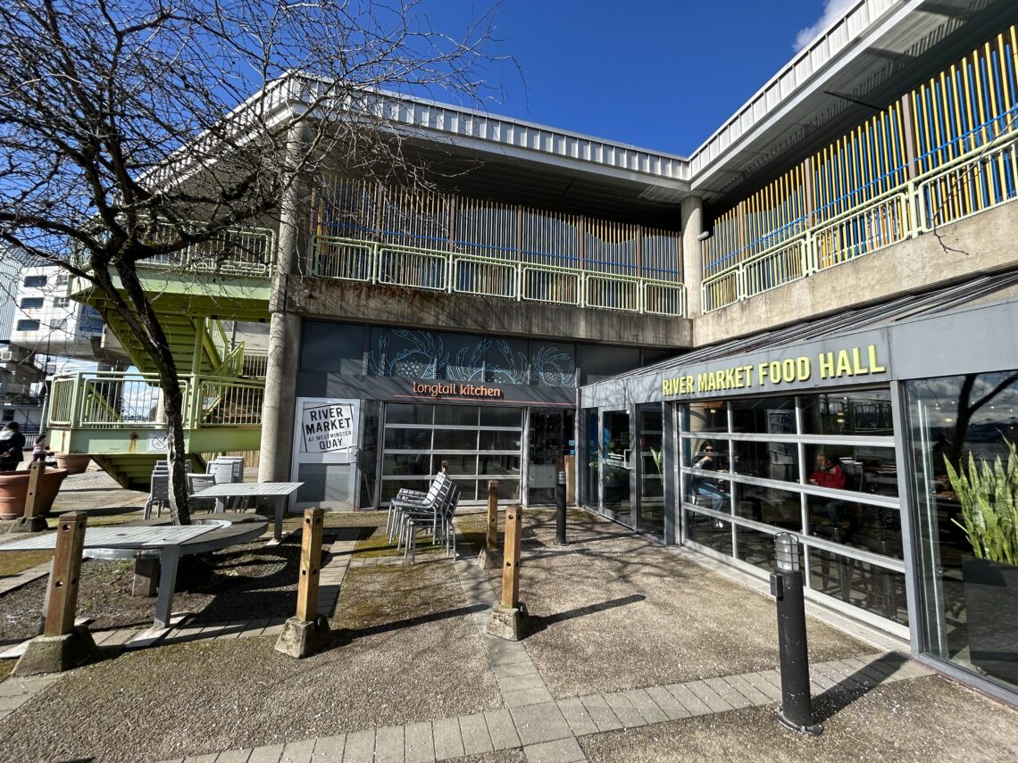리버 마켓 푸드홀 앞