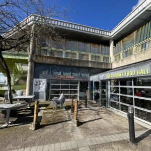 리버 마켓 푸드홀 앞