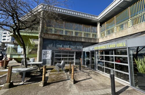 리버 마켓 푸드홀 앞