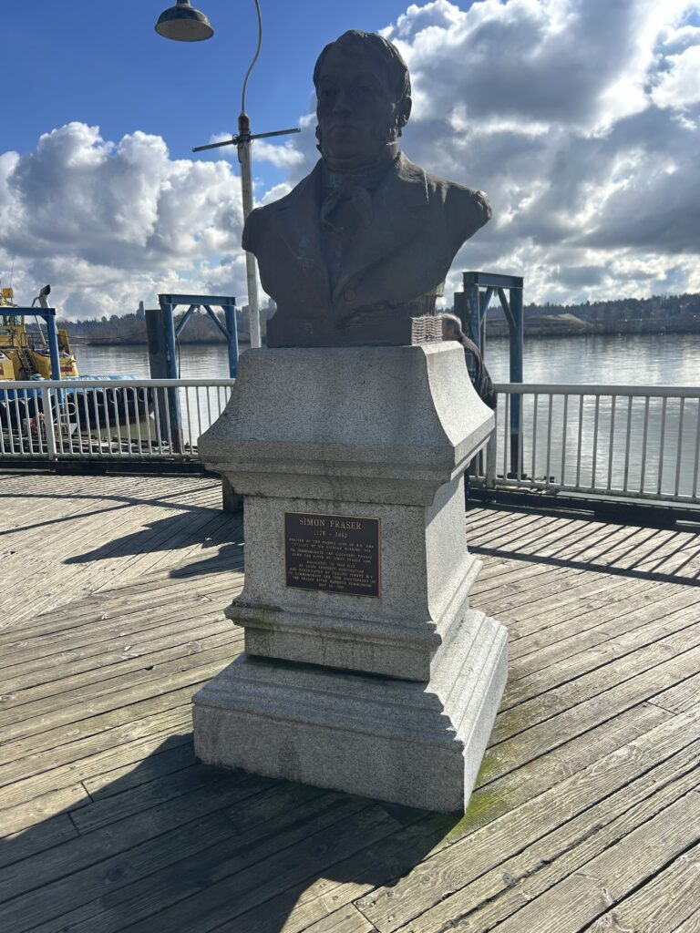 뉴 웨스트민스터 리버 마켓 앞, 사이먼 프레이저 흉상