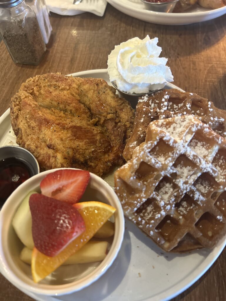 더 스토리 카페의 프라이드 치킨 앤 와플