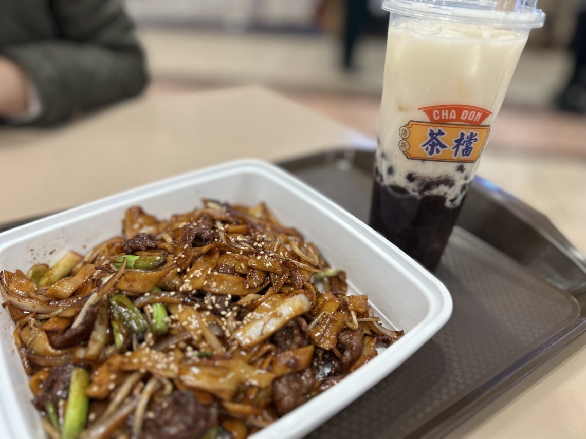 Yaohan 푸드코트 Cha Don의 소고기 볶음 쌀국수