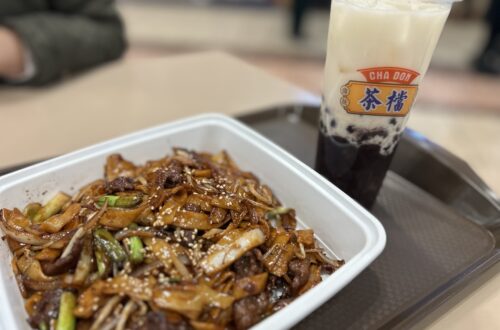 Yaohan 푸드코트 Cha Don의 소고기 볶음 쌀국수