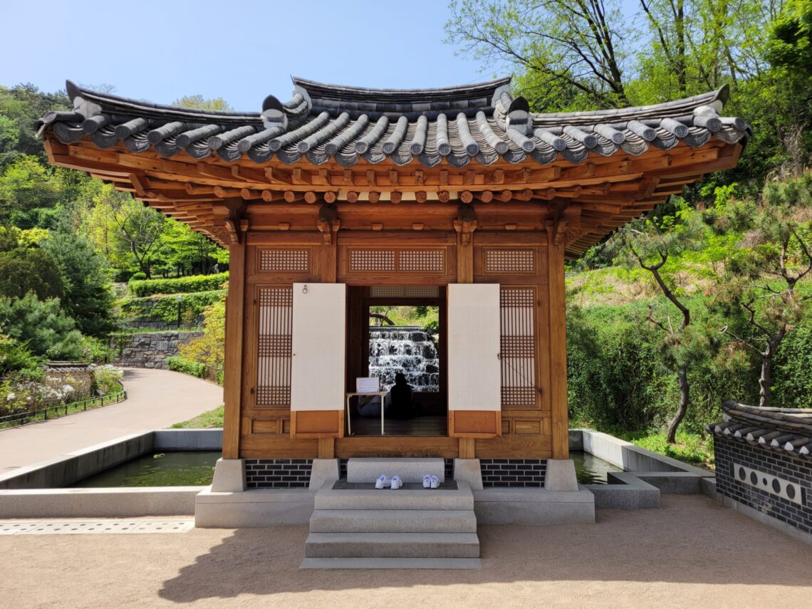 청운문학도서관 정자