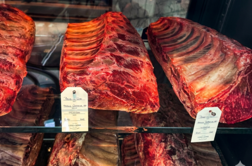 예일 타운 Butcher Shop에서 발견한 드라이 에이징 스테이크용 소고기