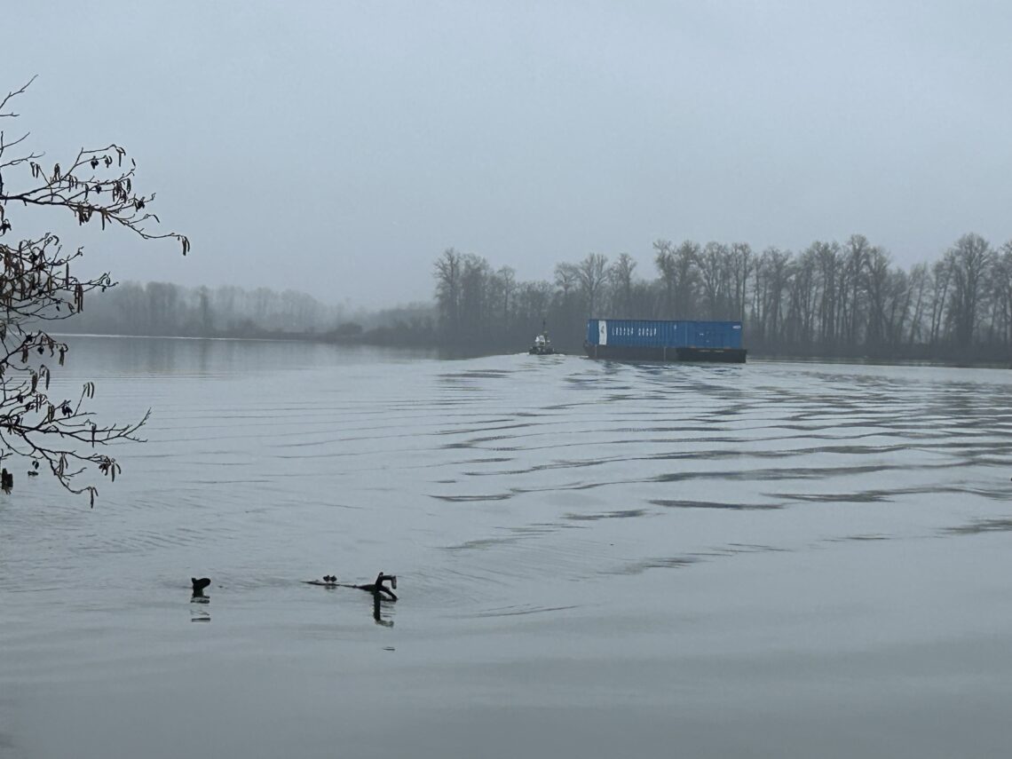 거꾸로 강을 오르는 저 컨테이너처럼