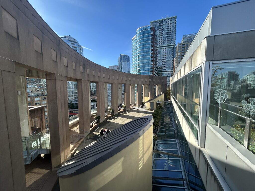 밴쿠버 도서관 루프탐 가든에서 본 8층 라운지