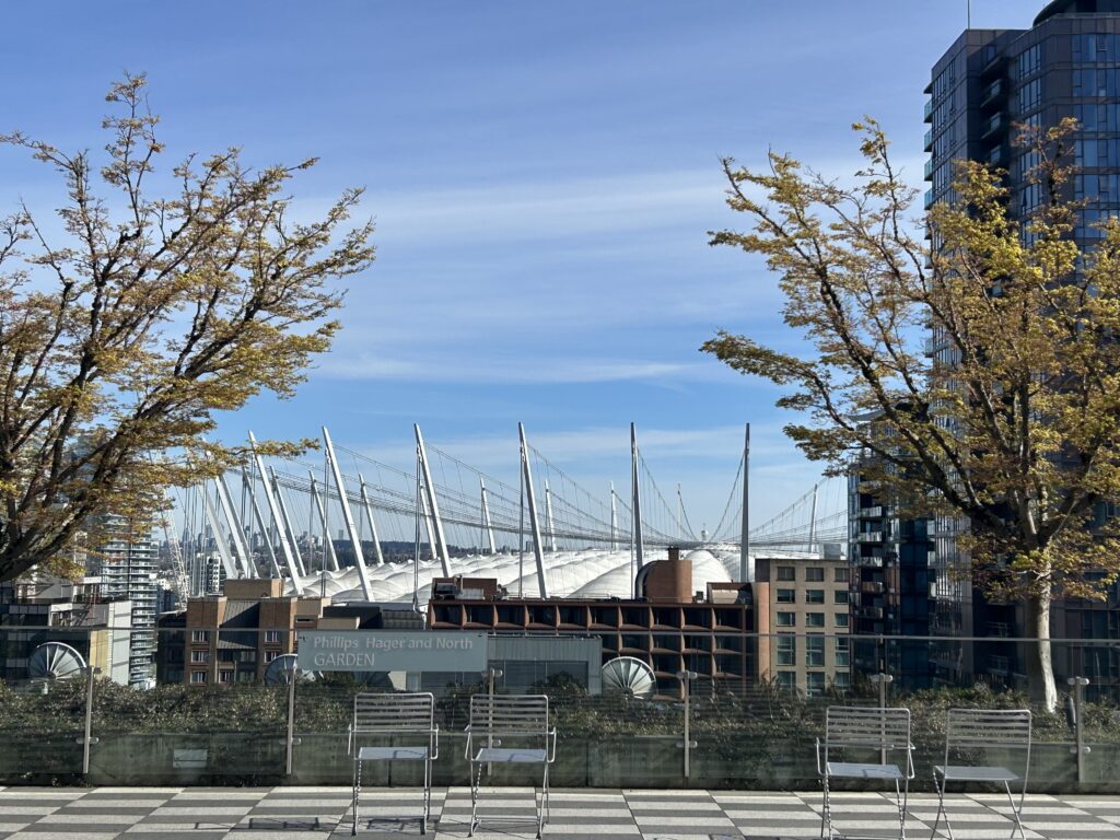 밴쿠버 도서관 루프탐 가든에서 본 BC 흘레이스