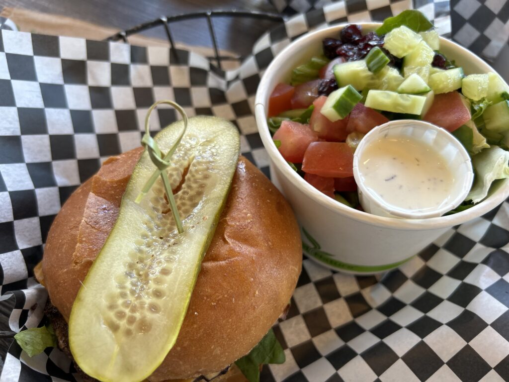 Hopcott Farms Bistro의 Mr. Onion Cheeseburger와 샐러드