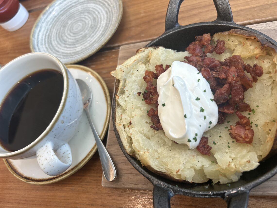 써리 Combine Cafe & Bar의 Jacket Potato