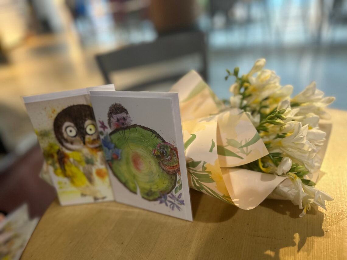 프리지어와 카드, 마음을 담은 시간
