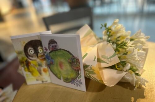 프리지어와 카드, 마음을 담은 시간