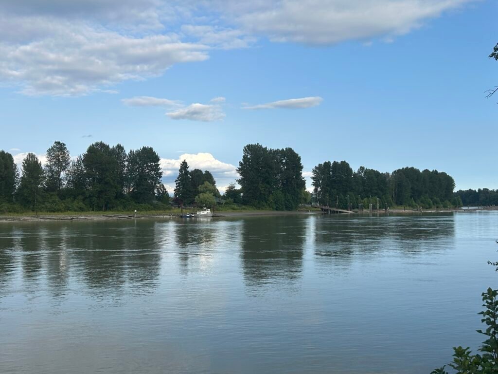 Surrey Bend Regional Park에서 보이는 Barnston Island