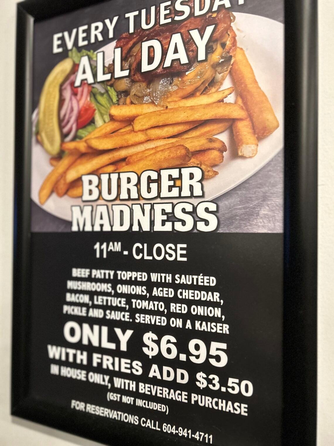 가성비 메뉴! Arms Pub의 화요일 스페셜(Daily Special) , $6.95 햄버거