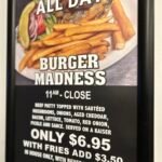가성비 메뉴! Arms Pub의 화요일 스페셜(Daily Special) , $6.95 햄버거