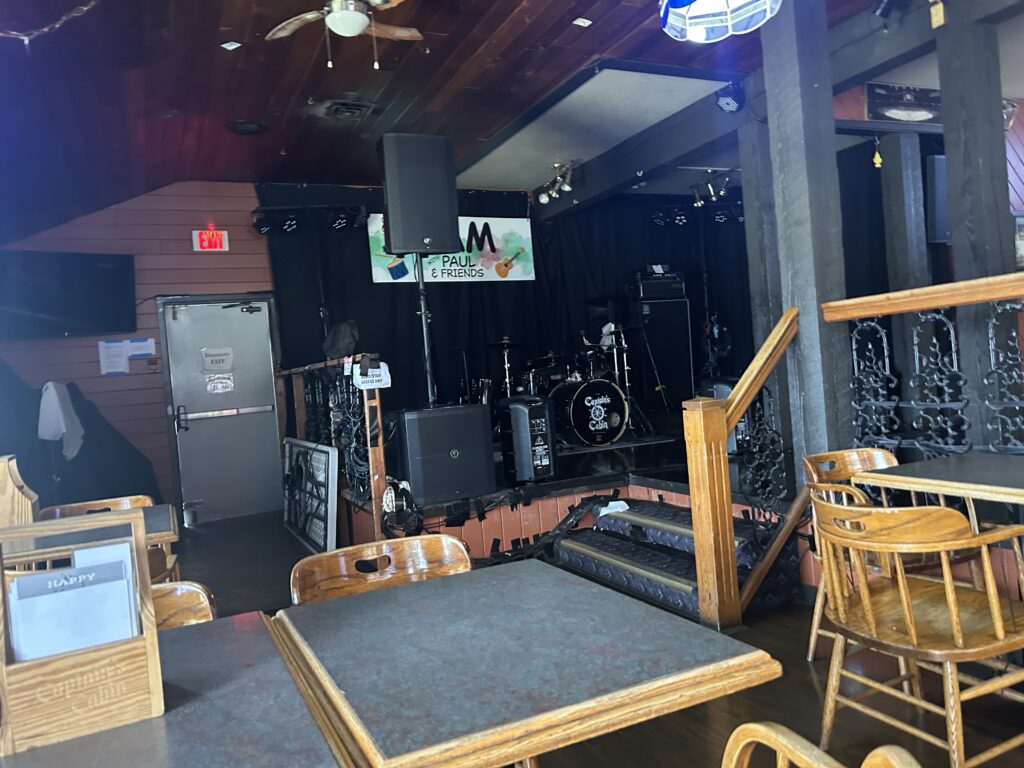 미션 맛집 Captain's Cabin Pub의 밴드 무대