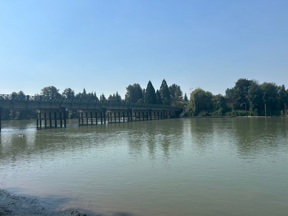 포트 랭리(Fort Langley)의 강을 건너 숲으로 향하는 다리